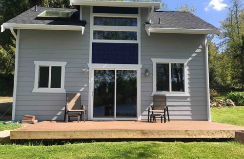 Eatonville House | Welcome to the Lakefront Bungalow~35 miles from Mt