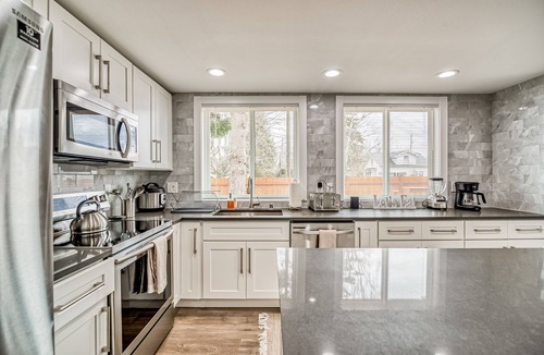 Eastside House | Welcome to the Safehouse! Modern remodeled 5 bedroom home in Tacoma duplex! n