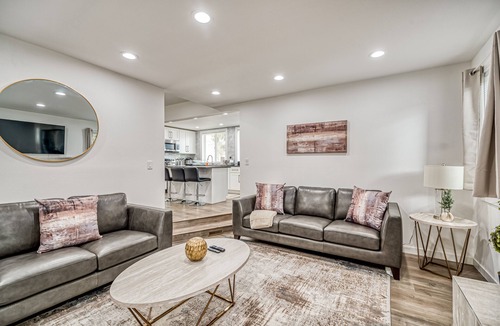 Eastside House | Welcome to the Safehouse! Modern remodeled 5 bedroom home in Tacoma duplex! n