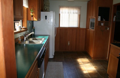 River West Cottage | West Bend! Cozy, Pet Friendly, Secluded Yard & Hot Tub!