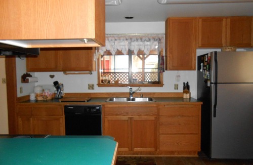 River West Cottage | West Bend! Cozy, Pet Friendly, Secluded Yard & Hot Tub!