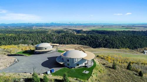 Ashton House | West Cabin- Yellowstone Family Retreat- Sled Hill
