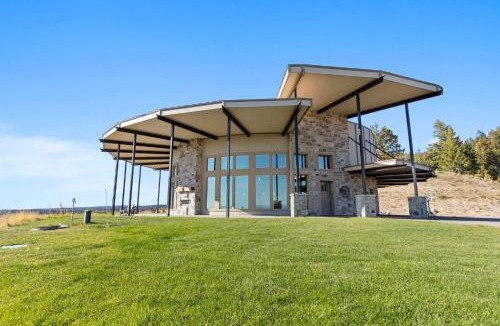 Ashton House | West Cabin- Yellowstone Family Retreat- Sled Hill