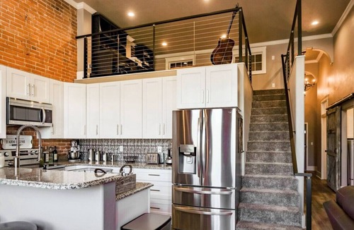 Baker City Apartment | West Empire Theatre Loft, Gorgeous Space on Main Street for 4! Local Golfing 50% Off!