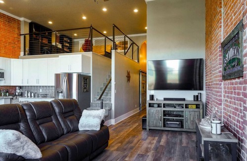 Baker City Apartment | West Empire Theatre Loft, Gorgeous Space on Main Street for 4! Local Golfing 50% Off!