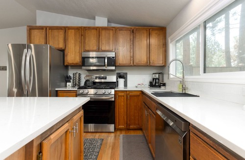Westbrook Meadows House | West Side on Road to Mountain & Biking │Hot Tub │Tucked in the Pines