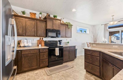 Caldwell House | Western Charm Retreat | Hot Tub | Sleeps 10 | Near College of Idaho