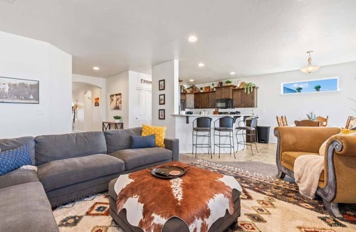 Caldwell House | Western Charm Retreat | Hot Tub | Sleeps 10 | Near College of Idaho