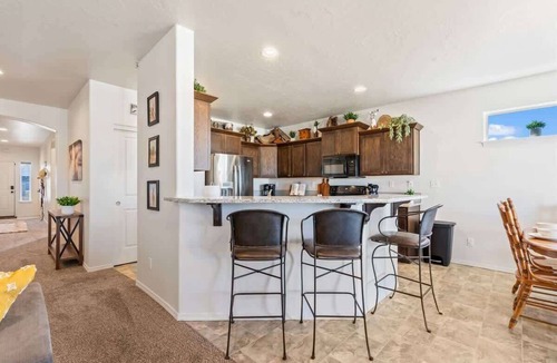 Caldwell House | Western Charm Retreat | Hot Tub | Sleeps 10 | Near College of Idaho