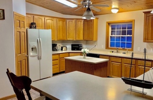 Harpers Ferry Cabin | Wexford Hollow 6 BR Cabin with Swimming Pool & Hot Tub