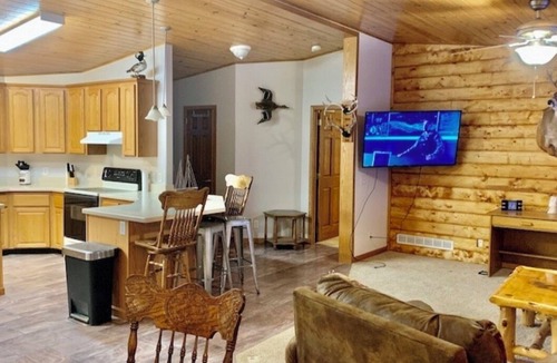 Harpers Ferry Cabin | Wexford Hollow 6 BR Cabin with Swimming Pool & Hot Tub