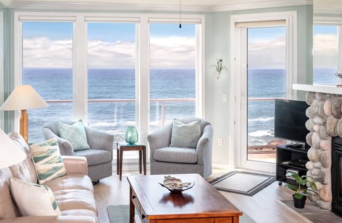 Depoe Bay Condo | Whalers View Condo, Front-Row Waves & Pool