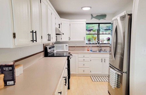 Lagoon Point House | Whidbey Beachfront I Hot Tub I Dogs OK