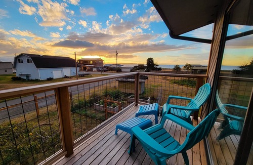 Lagoon Point House | Whidbey Beachfront I Hot Tub I Dogs OK