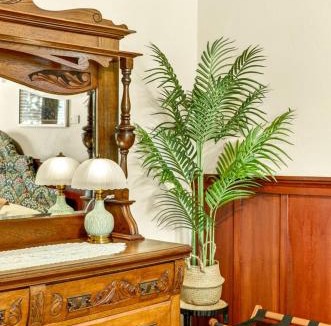 Historic Railroad District House | Whimsy On B- 1 block to downtown Ashland