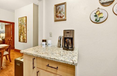 Historic Railroad District House | Whimsy On B- 1 block to downtown Ashland