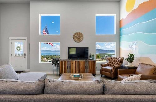 Sweetwater House | White House of Bear Lake - Brome