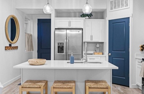 Garden City Villa | White Pine Retreat, close to Market/Marina
