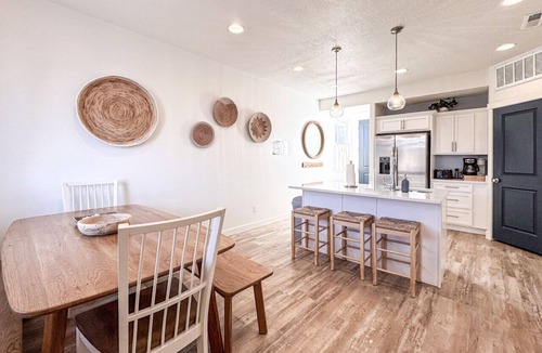 Garden City Villa | White Pine Retreat, close to Market/Marina