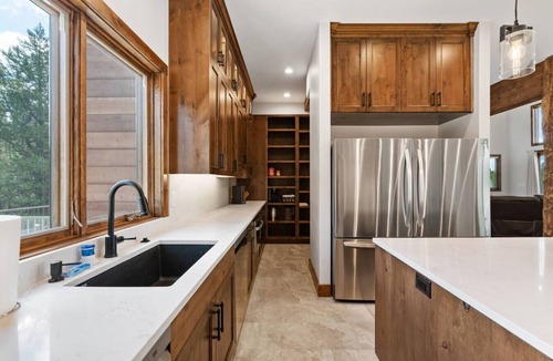 Island Park House | White Wolf Lodge | Luxe Estate Sleeps 22, Hot Tub, Game Room, & More!