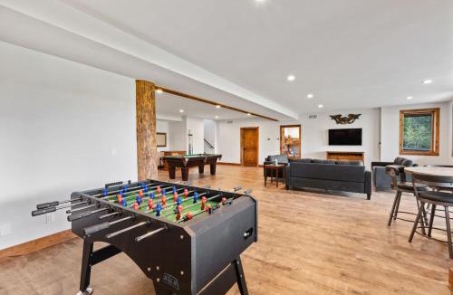 Island Park House | White Wolf Lodge - Luxe Estate on 85 Acres