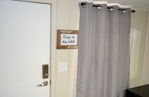 Whitehall Hotel | Whitehall Cottages Boutique Motel - Full Bed