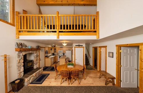 Wagon Wheel House | Wildwood Getaway - 5 min walk to boat ramp, Walk to Lake Cascade.