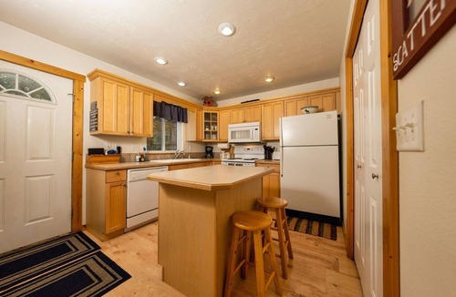 Wagon Wheel House | Wildwood Getaway - 5 min walk to boat ramp, Walk to Lake Cascade.