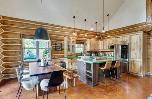 White Salmon House | Wildwood Mountain Modern Log Cabin- 3 Acres, Garage Game Room, Shuffleboard
