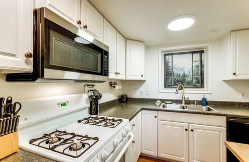 West Stayton House | Willamette Valley Home on Working Horse Farm!