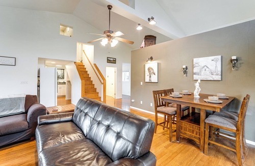 West Stayton House | Willamette Valley Home on Working Horse Farm!