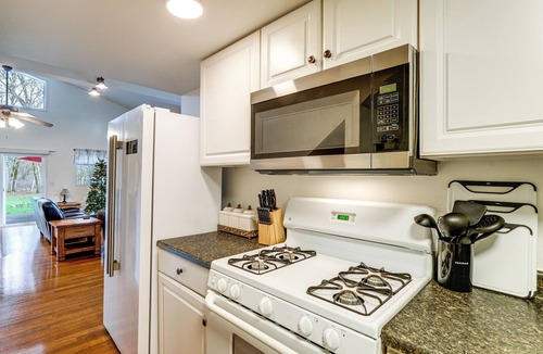 West Stayton House | Willamette Valley Home on Working Horse Farm!
