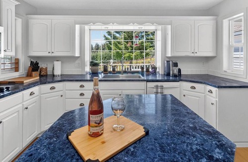 Alpine Other | Willamette Wine Country Vineyard Escape