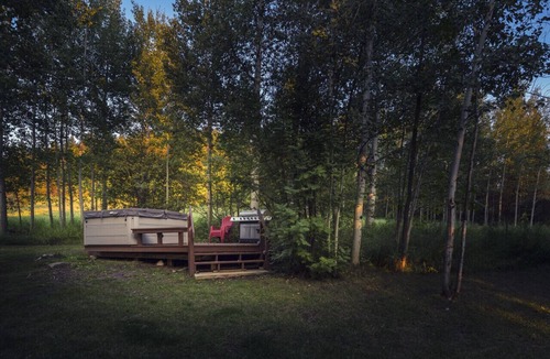 Victor House | Windigo Lodge with Hot Tub