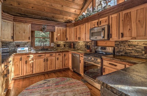 Cherry Log Cabin | Winding Log Ridge- Pet Friendly | Screened Porch | 11 miles from Downtown
