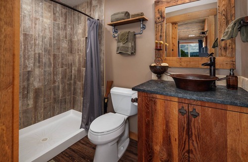 Dundee Condo | Wine and Country Vibes Throughout, Open Layout, Vaulted Ceilings, Sweet Media Setup, 5 Min 2 Newberg