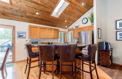 Deer Park House | WITC03 - Updated Home, Great Outdoor Space, AC, Hot Tub