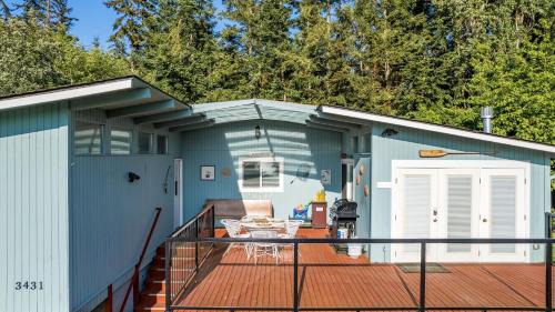Langley House | Wolf Beach Cottage by AvantStay