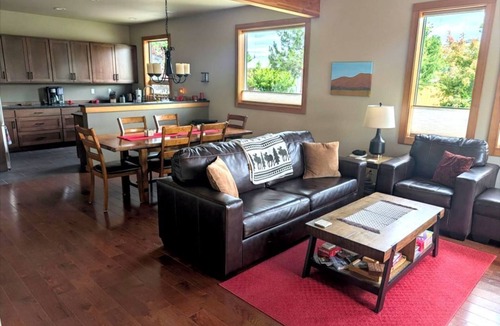 Winthrop House | Wolf House: Winthrop Trailside Luxury Sleeps 6 w 2 private suites + Den
