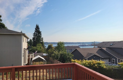 Bremerton House | Wonderful 3-bedroom house with water view