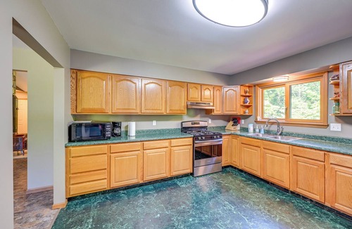 Applegate House | Wooded Applegate Retreat w/Private Trail Access