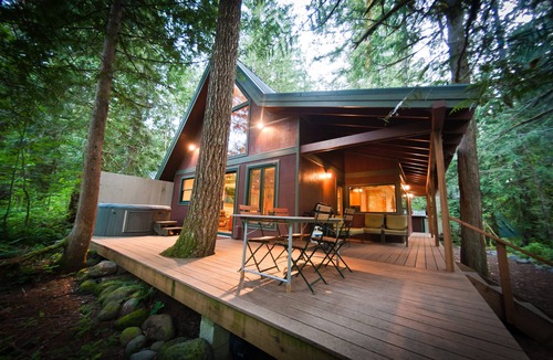 Rhododendron Cabin | Wooded Cabin Near Sandy River, Hot Tub and 10 Miles from Ski Resorts
