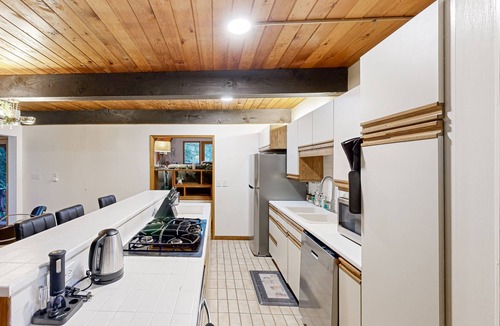 Neighbors Southwest House | Wooded hideaway, a tranquil retreat in the heart of Beaverton with loft and WiFi