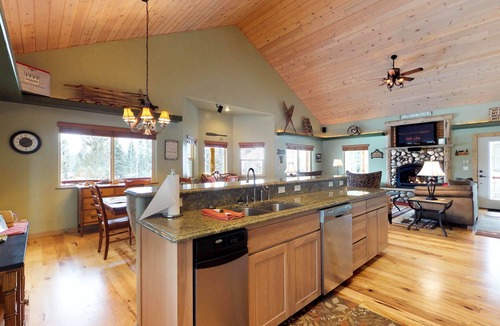 McCall House | Wooded lodge with wraparound deck & fireplace -1 block to river & near town/lake