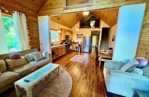 Ashland Cabin | Woodlake Retreats Cozy Cabin + decks and firepit