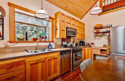 Ashland Cabin | Woodlake Retreats Cozy Cabin + decks and firepit