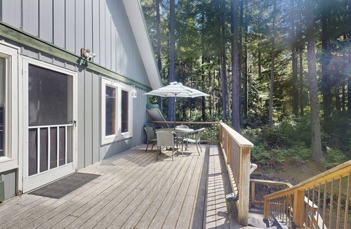Clinton House | Woodland Retreat Near Deer Lake and Ferry Dock – Clinton, WA