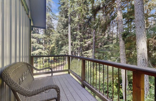 Clinton House | Woodland Retreat Near Deer Lake and Ferry Dock – Clinton, WA