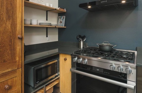 Brentwood-Darlington House | Woodstock Net Zero Chef Kitchen Firepit Pet-OK