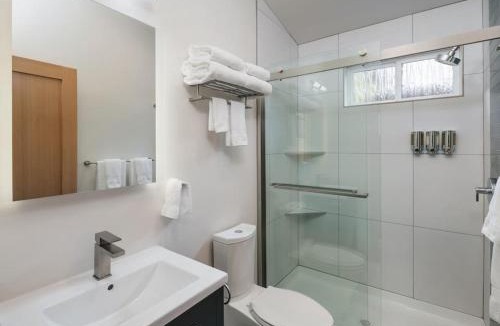Brentwood-Darlington Villa | WoodstockNet ZeroChef KitchenFirepitPet-OK